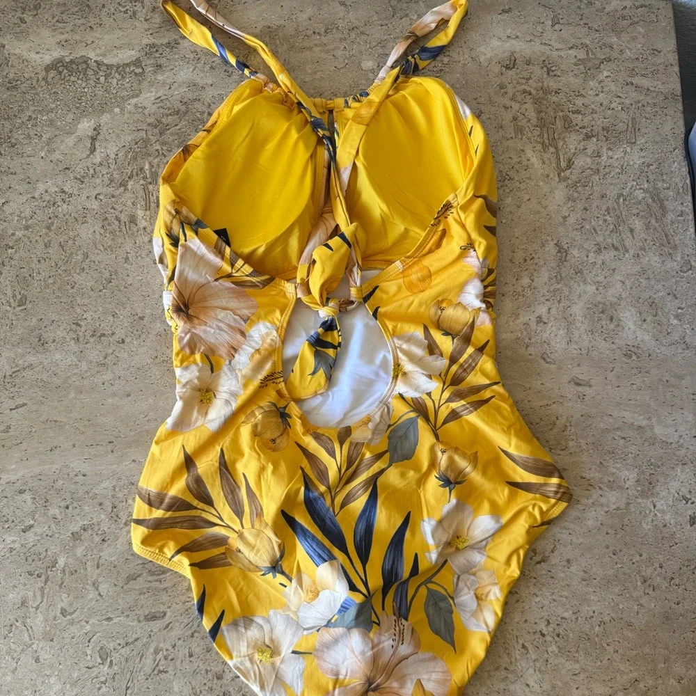 LA BLANCA Butter Yellow Hawaiian Floral Adjustable One Piece - Picture 4 of 8